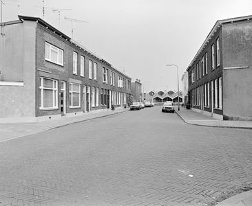 882479 Gezicht op de Everard Zoudenbalchstraat te Utrecht, van bij de Paulus van Vianenstraat (rechts), naar het oosten.